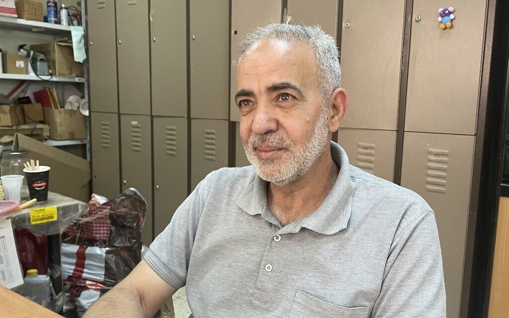 המחזאי והבמאי חאלד סלאח, יו&quot;ר עמותת אל-מיאדין באום אל-פחם, יולי 2022 (צילום: אמיר בן-דוד)