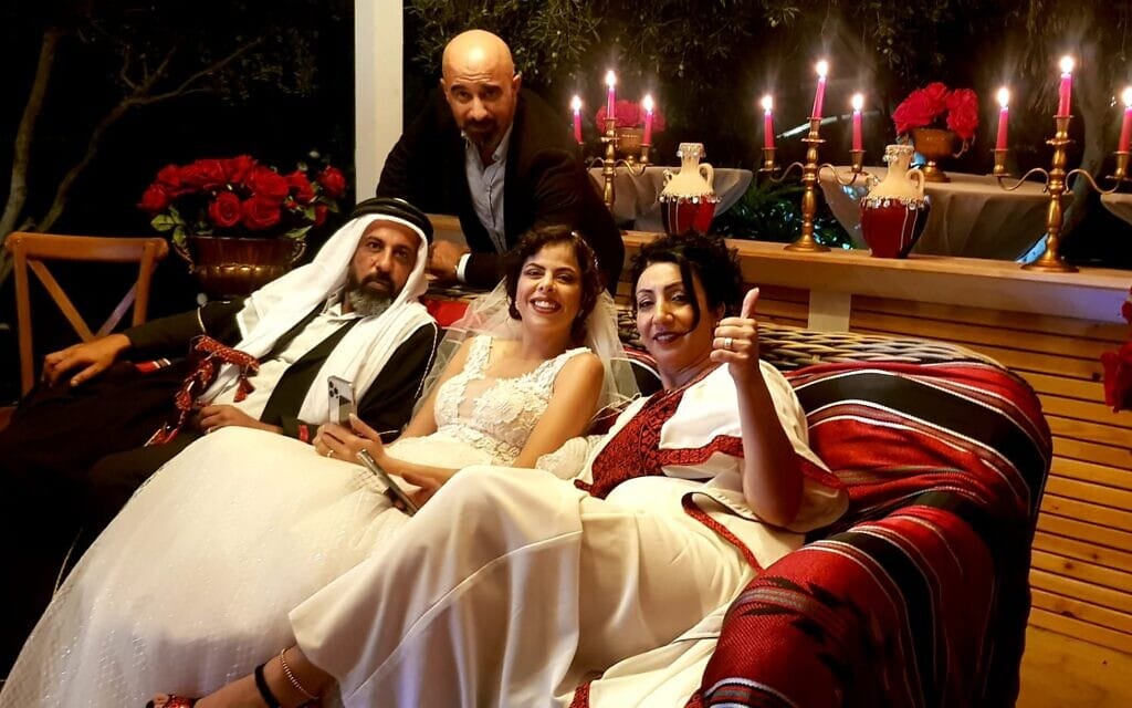 קרמאן קרמאן‎, מאחור, עם שחקנים בתיאטרון באום אל-פחם (צילום: אל מיאדין)