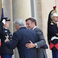 ראש הממשלה יאיר לפיד מתחבק עם נשיא צרפת מקרון בארמון האליזה, 5 ביולי 2022 (צילום: עמוס בן גרשום/ לע"מ)