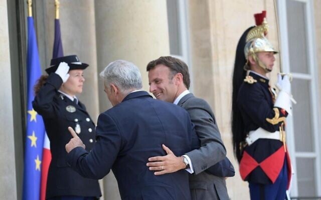 ראש הממשלה יאיר לפיד מתחבק עם נשיא צרפת מקרון בארמון האליזה, 5 ביולי 2022 (צילום: עמוס בן גרשום/ לע"מ)