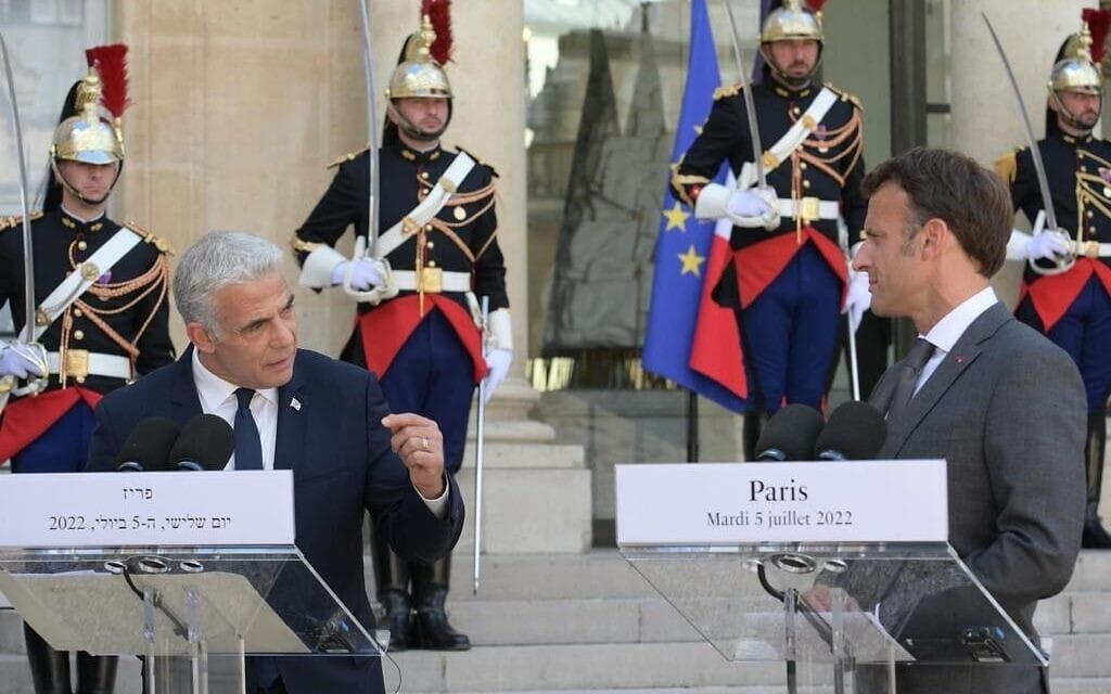 ראש הממשלה יאיר לפיד בארמון האליזה לצד נשיא צרפת מקרון, 5 ביולי 2022 (צילום: עמוס בן גרשום/ לע&quot;מ)