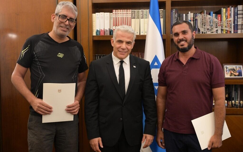 ראש הממשלה יאיר לפיד בפגישה עם חיים נעים ומשי בן עמי - האזרחים שנטרלו את המחבל באירוע הדקירה אתמול בירושלים. 20 ביולי 2022 (צילום: עמוס בן גרשם / לע"מ) ראש הממשלה יאיר לפיד בפגישה עם חיים נעים ומשי בן עמי - האזרחים שנטרלו את המחבל באירוע הדקירה אתמול בירושלים. 20 ביולי 2022 (צילום: עמוס בן גרשם / לע"מ)