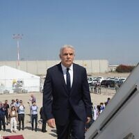 יאיר לפיד בדרכו לפריז לביקור מדיני ראשון כראש הממשלה, 5 ביולי 2022 (צילום: עמוס בן גרשום/ לע"מ)