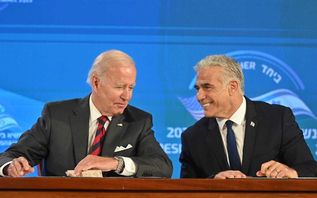 נשיא ארצות הברית ג&#039;ו ביידן וראש הממשלה יאיר לפיד חותמים על הצהרת ירושלים, 14 ביולי 2022 (צילום: קובי גדעון, לע&quot;מ)
