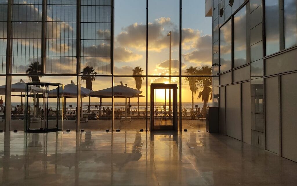 האטריום של מלון קמפינסקי החדש בתל אביב שאמור להיות פתוח לשימוש הציבור. יולי 2022 (צילום: תומר מיכלזון)