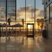 האטריום של מלון קמפינסקי החדש בתל אביב שאמור להיות פתוח לשימוש הציבור. יולי 2022 (צילום: תומר מיכלזון)
