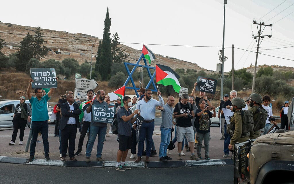 פלסטינים ופעילי שמאל ישראלים מפגינים יחד נגד הניסיון להקים מאחז בלתי חוקי ליד רמאללה, 20.7.2022 (צילום: פלאש 90)