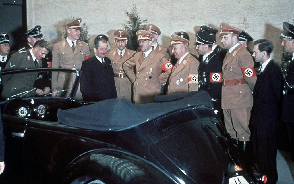 היטלר מקבל פולקסווגן לכבוד יום הולדתו ה־50 (צילום: רשות הציבור)