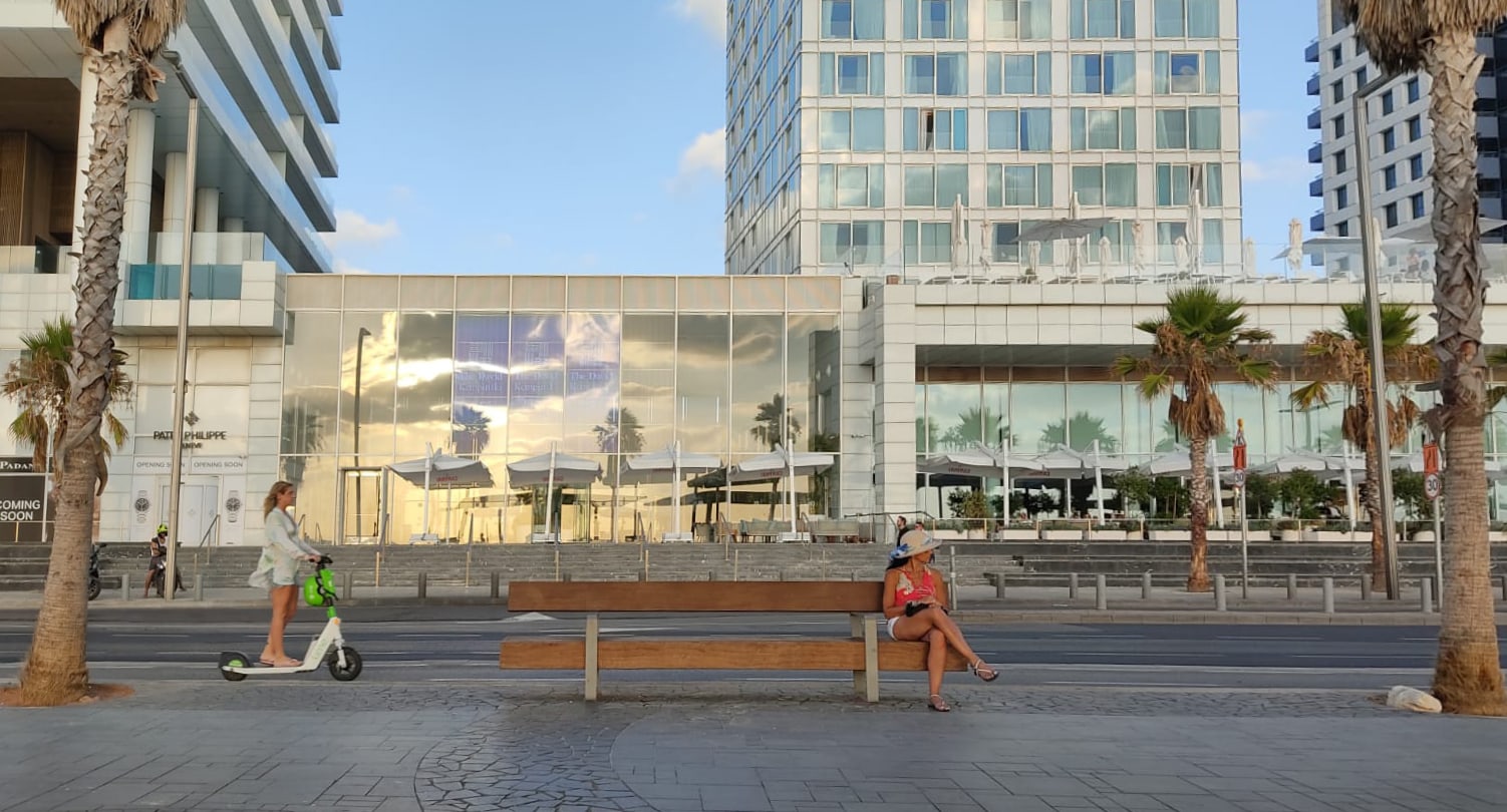 האטריום של מלון קמפניסקי &#8211; במבט מטיילת הרברט סמואל בתל אביב. יולי 2022 (צילום: תומר מיכלזון)