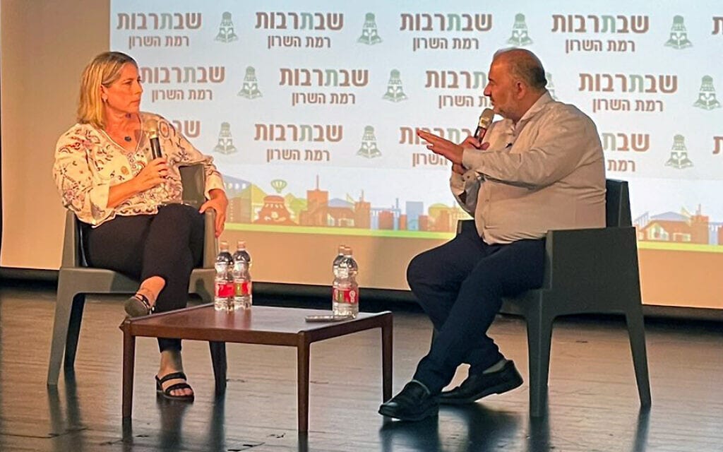 יו"ר רע"ם מנסור עבאס עם עיתונאית זמן ישראל טל שניידר בארוע שבת תרבות ברמת השרון, 30 ביולי 2022 (צילום: Joseph Fischer, Twitter)
