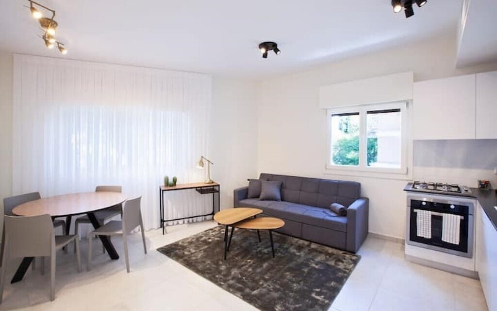 דירה להשכרה לטווח קצר במרכז תל אביב (צילום: אתר Airbnb)