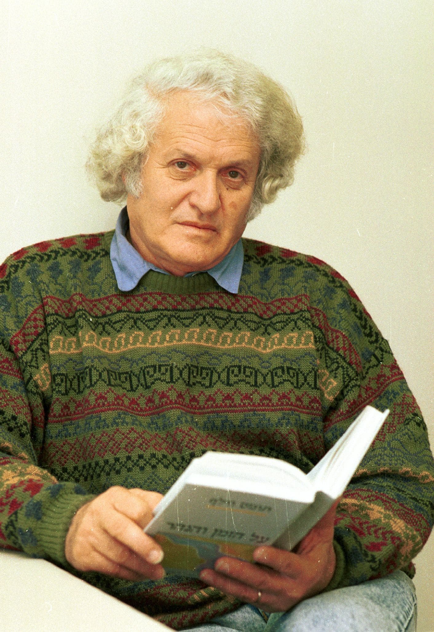 המשורר נתן יונתן בביתו, 5 בדצמבר 1991 (צילום: ורד פאר/ארכיון דן הדני, הספרייה הלאומית)