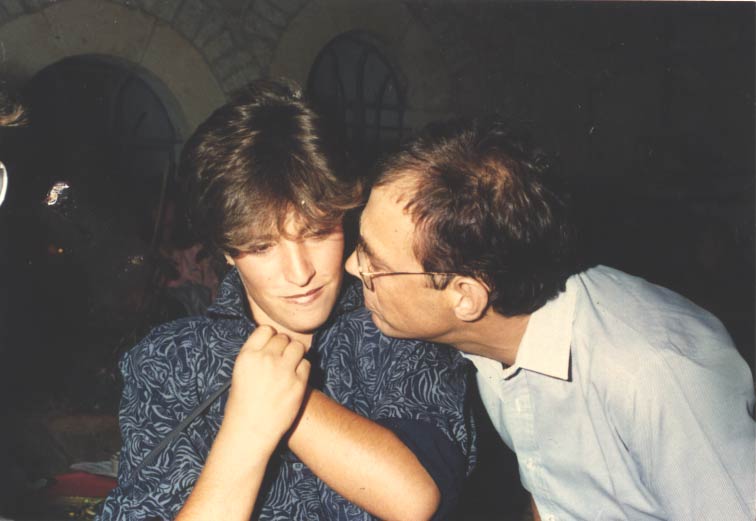 צבי גורן ובתו בירנית ב-1987 (צילום: מתוך האלבום המשפחתי)