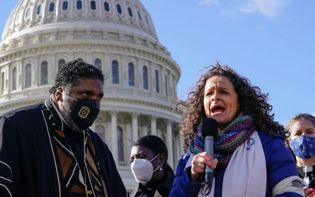 ג&#039;ני רוזן, המייסדת והמנכ&quot;לית של &quot;דיינו&quot;,בהפגנה למען יישום תוכנית האקלים, וושינגטון, 15 בנובמבר 2021 (צילום: Jemal Countess/Getty Images for MoveOn)