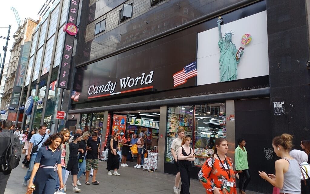 חנות ממתקים ברחוב אוקספורד בלונדון, במקום שבו עמדה חנות התקליטים המיתולוגית HMV (צילום: שאול אדר)