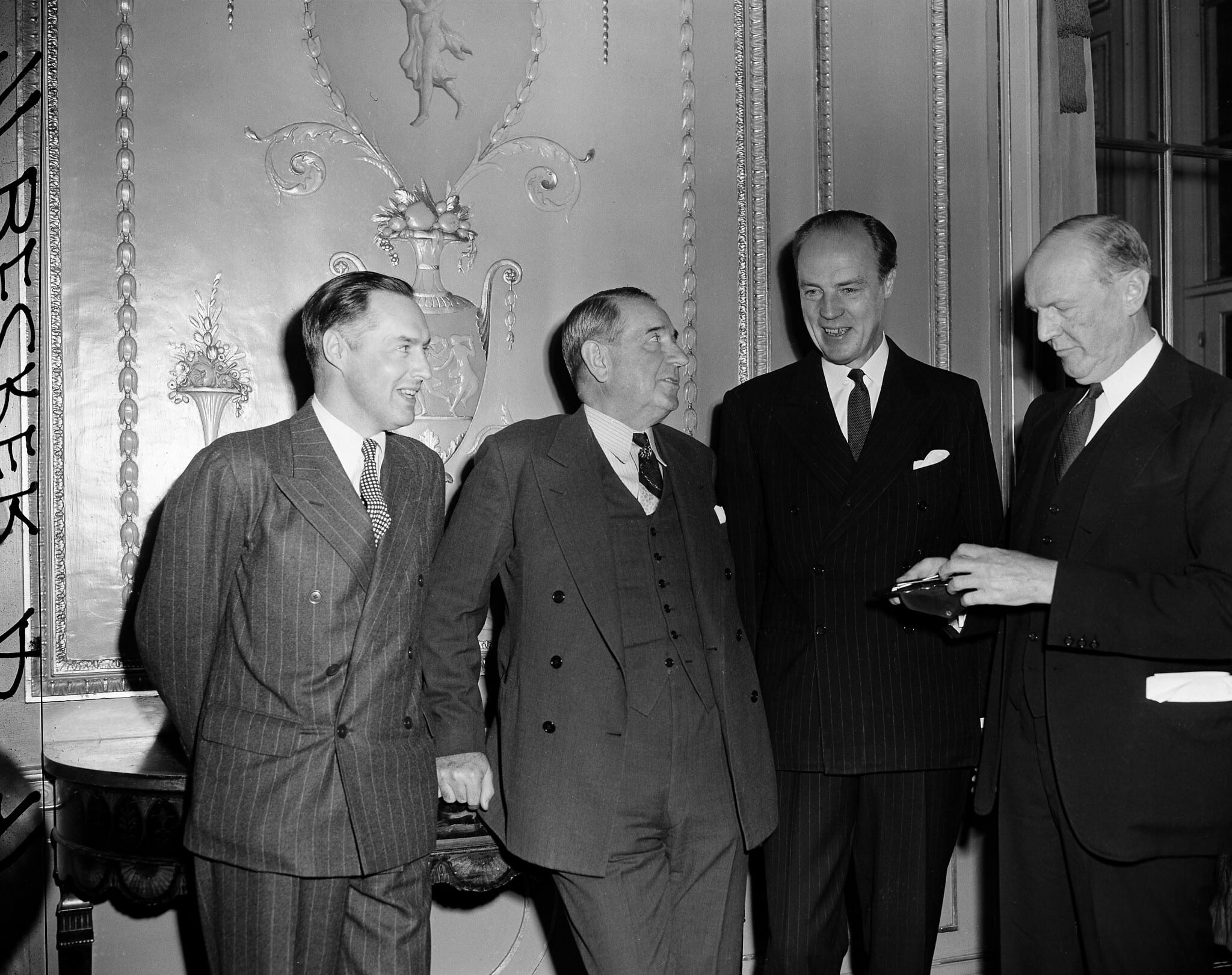 הבעלים של הדיילי מייל הבריטי לורד הרולד רות&#039;מר (שני משמאל) משוחח עם מנכ&quot;ל סוכנות הידיעות אי־פי קנט קופר בניו יורק, 19 באפריל 1948 (צילום: AP Photo/Murray L. Becker)