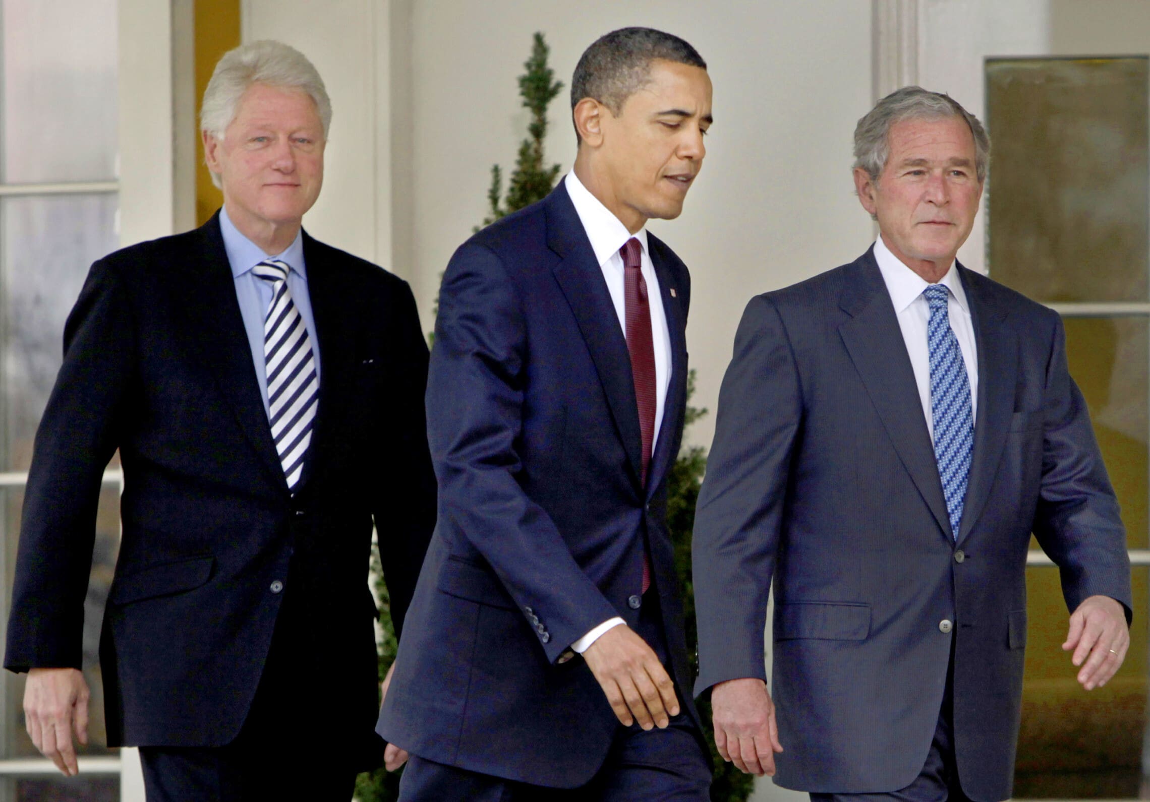 הנשיאים ג&#8217;ורג&#8217; בוש הבן, ברק אובמה וביל קלינטון בינואר 2010 (צילום: AP Photo/Pablo Martinez Monsivais)