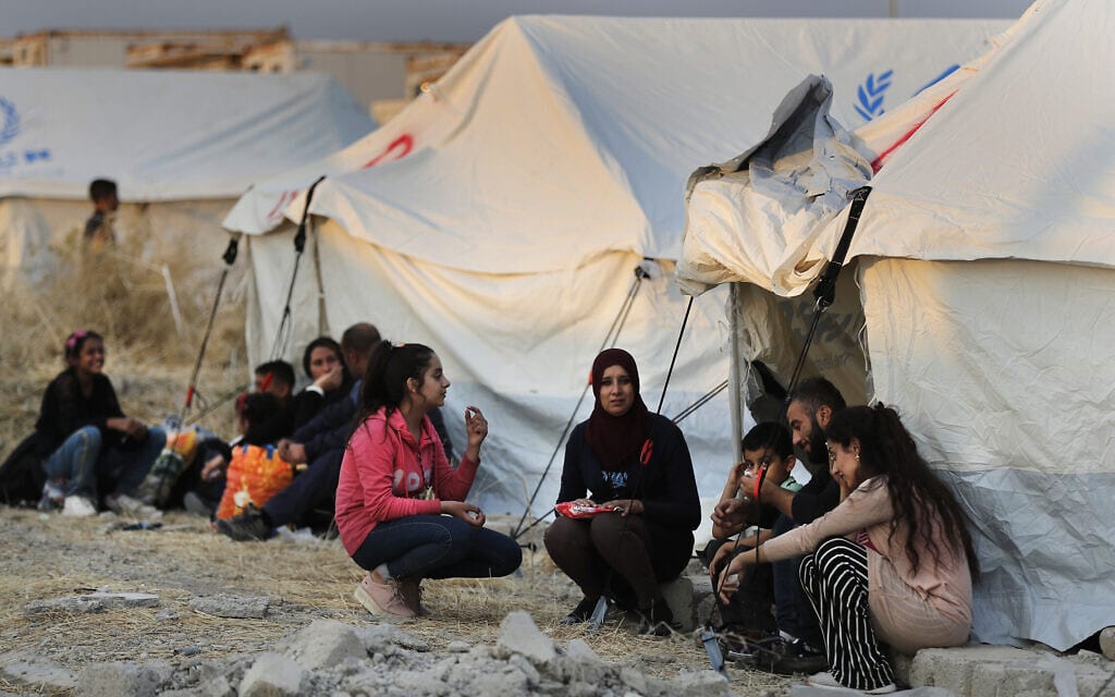 פליטים מצפון סוריה נמלטו מקרבות הצבא הטורקי לאזור צפון מוסול בעיראק (צילום: AP Photo/Hussein Malla, File)