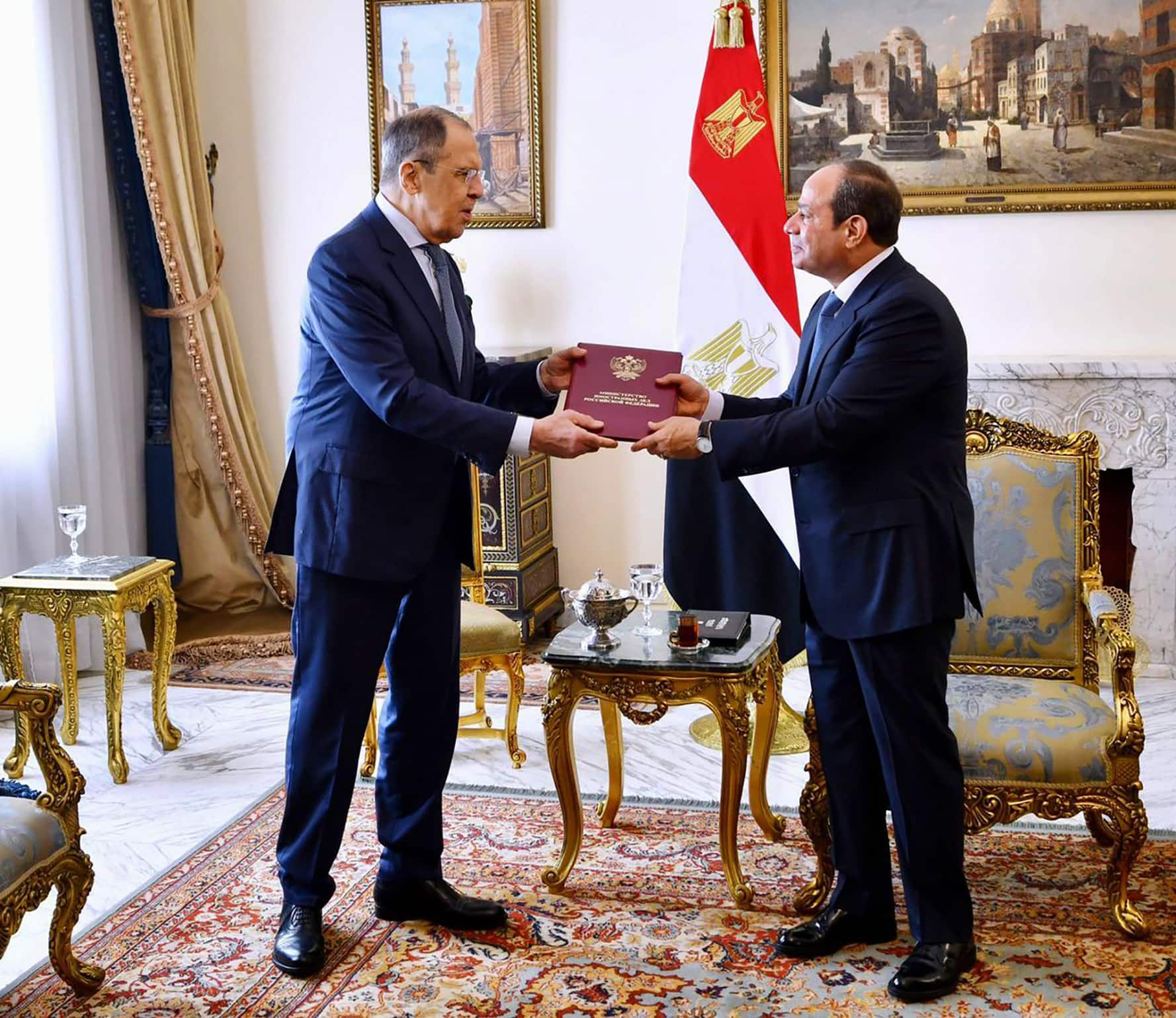 נשיא מצרים עבד אל-פתח א-סיסי מקבל את פניו של שר החוץ הרוסי סרגיי לברוב בקהיר, 24 ביולי 2022 (צילום: Egyptian Presidency via AP)