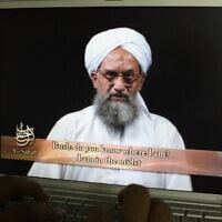 מנהיג דאעש איימן א-זוואהירי בסרטון מ-2006 (צילום: AP Photo/B.K.Bangash)