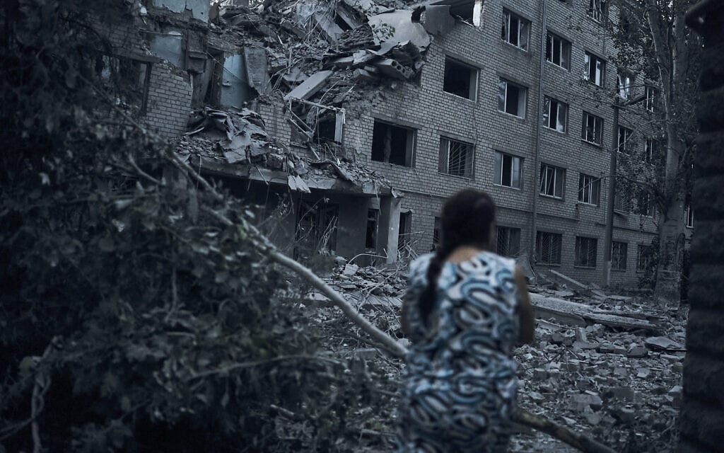 בנייני מגורים במיקולאייב שנהרסו בעקבות תקיפה רוסית, 2 באוגוסט 2022 (צילום: AP Photo/Kostiantyn Liberov)