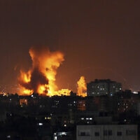 אש ועשן לאחר תקיפה ישראלית בעזה, 5 באוגוסט 2022 (צילום: AP Photo/Hatem Moussa)