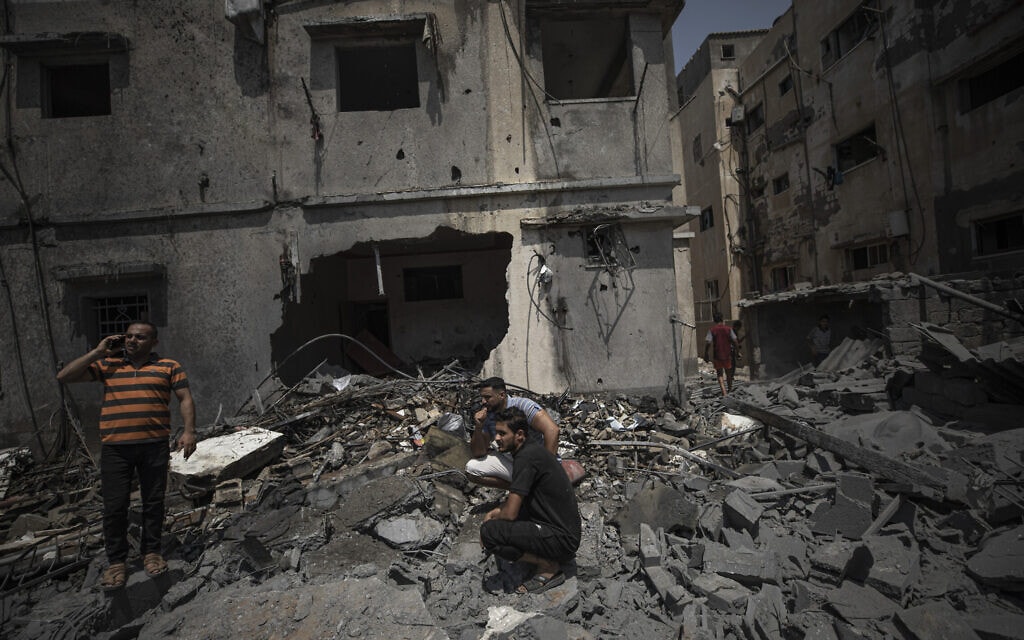 פלסטינים בוחנים את ההרס שנגרם מתקיפה של צה"ל בעזה, 6 באוגוסט 2022 (צילום: Fatima Shbair, AP)