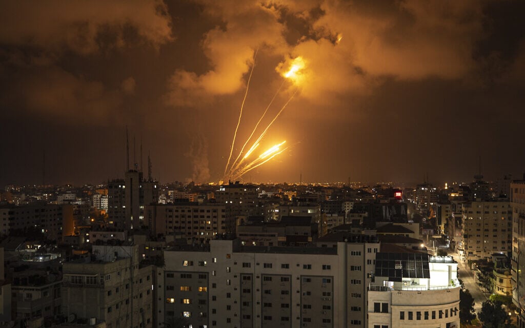 רקטות שנורו מהעיר עזה לעבר ישראל, 6 באוגוסט 2022 (צילום: AP Photo/Fatima Shbair)