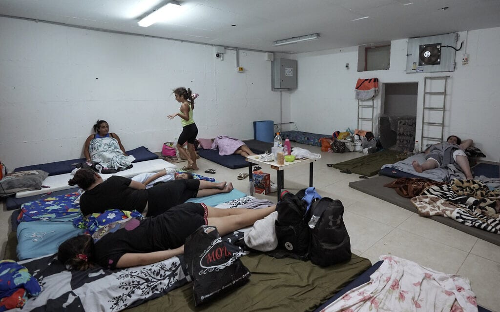 תושבים במקלט באשקלון, 7 באוגוסט 2022 (צילום: Tsafrir Abayov, AP)