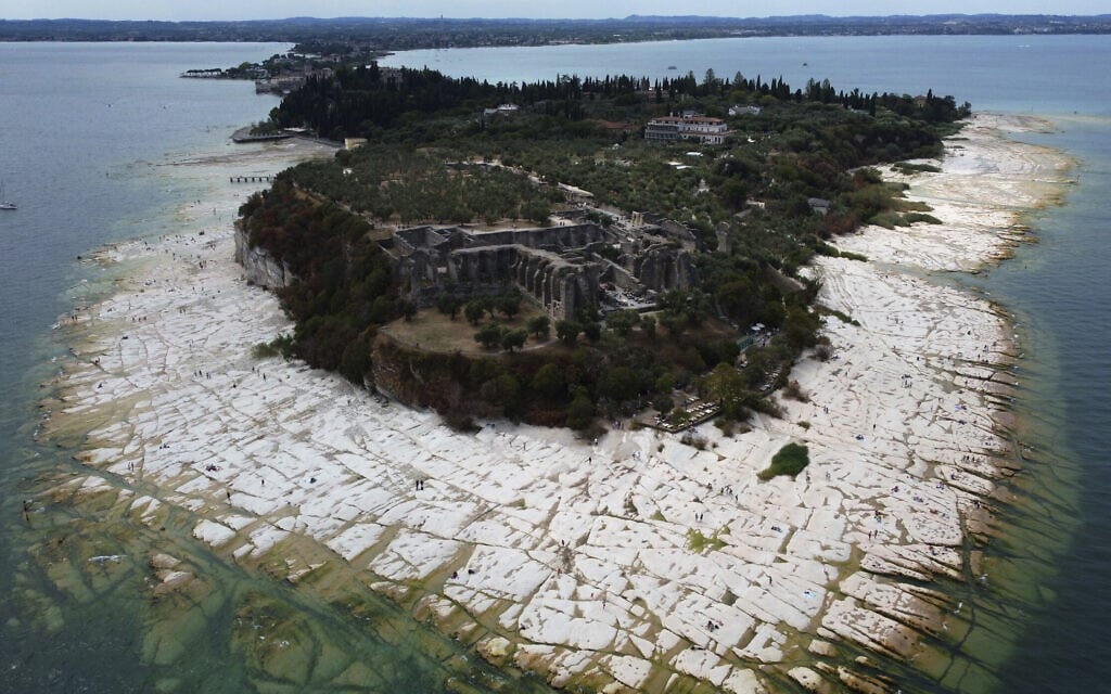 אגם גארדה באיטליה מתייבש, 12 באוגוסט 2022 (צילום: AP Photo/Antonio Calanni)