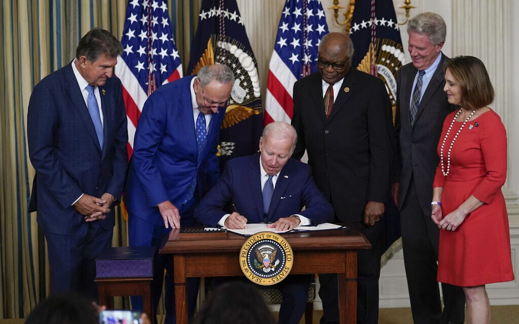 נשיא ארה&quot;ב ג&#039;ו ביידן חותם על חוק האקלים ההיסטורי שעבר בסנאט, 16 באוגוסט 2022 (צילום: AP Photo/Susan Walsh)