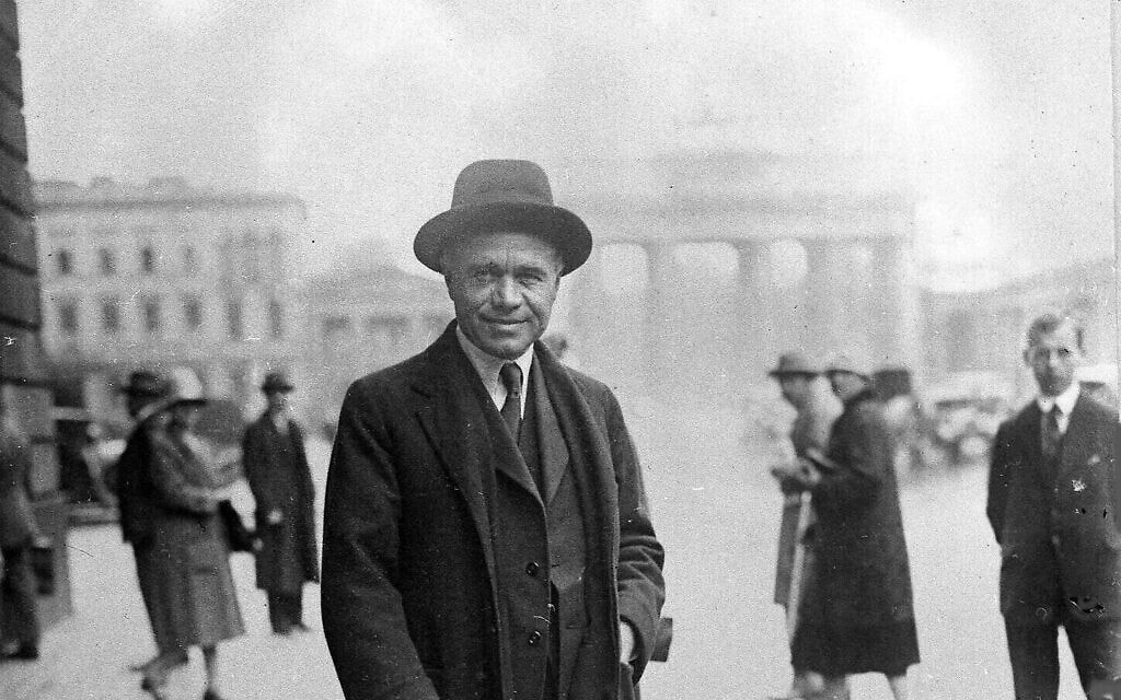 לורד מקס ביברברוק ליד שער ברנדנבורג בברלין, גרמניה, פברואר 1928 (צילום: AP Photo)