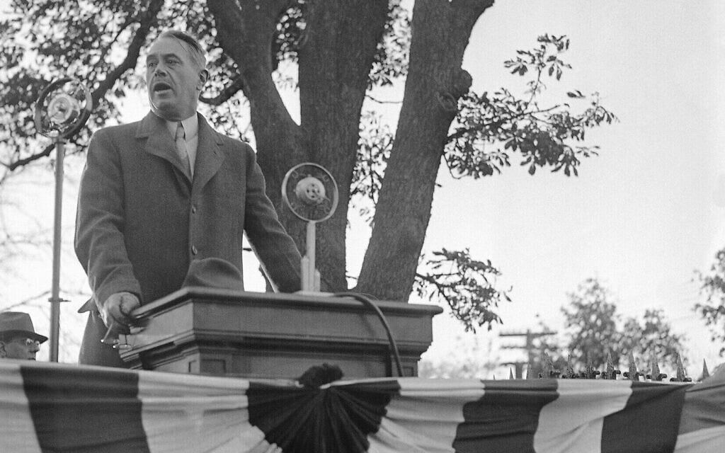 רוברט ר' מקורמיק, מו"ל השיקגו טריביון, נואם באסיפה למען חופש העיתונות באמריקה, ניו יורק,  28 באוקטובר, 1933 (צילום: AP Photo)