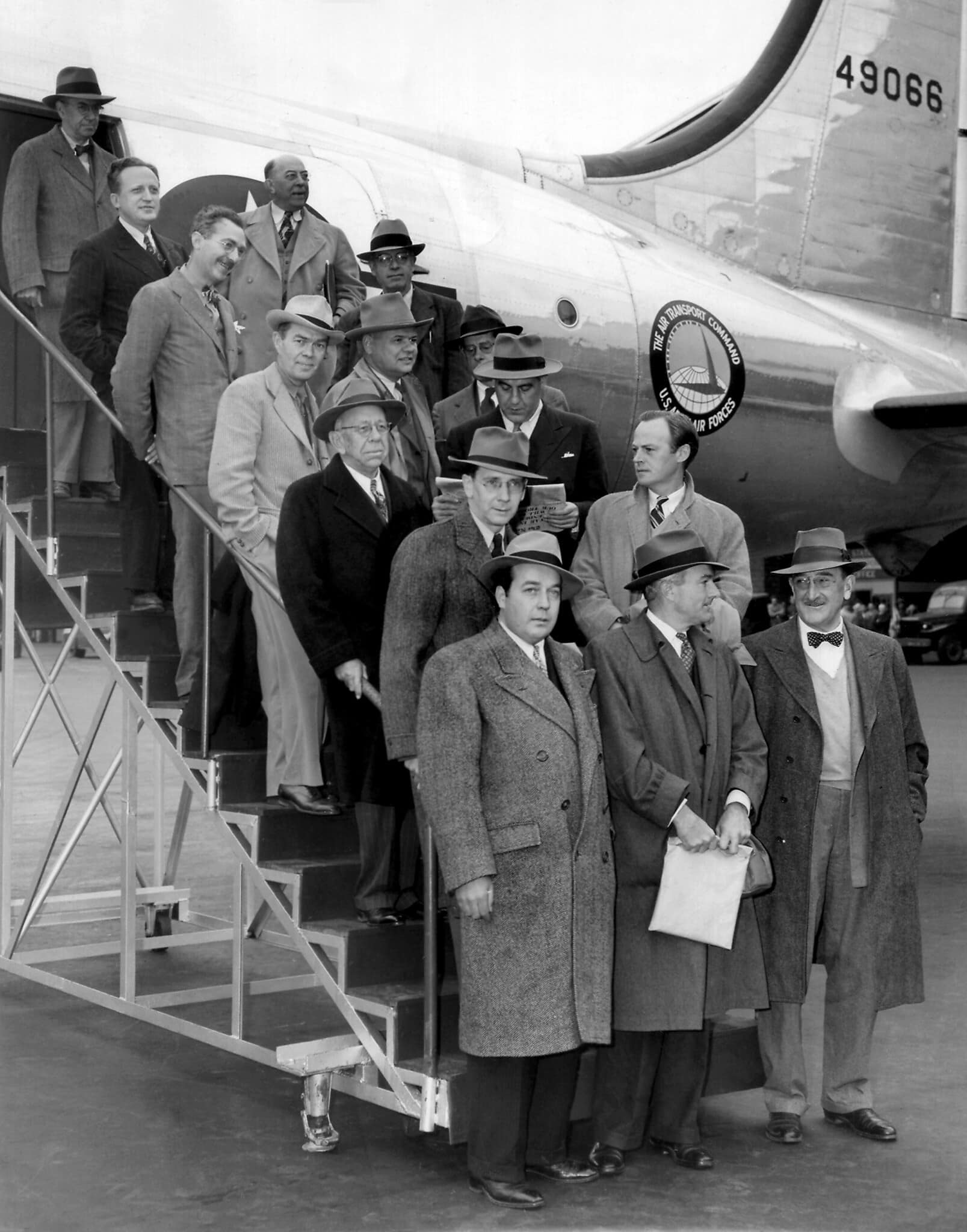 עיתונאים אמריקאים שחזרו מסיור במחנות המאסר הגרמנים. שדה התעופה לה גוורדיה, ניו יורק, 8 במאי 1945 (צילום: AP Photo/KL)