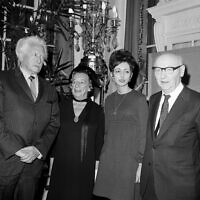 זוכי פרסי הספר הלאומי האמריקאי לשנת 1970 במרכז לינקולן בניו יורק: אריק ה' אריקסון, ליליאן הלמן, ג'ויס קרול אוטס ויצחק בשביס־זינגר (צילום: AP)