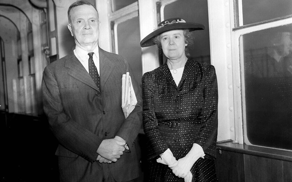 ג&#039;וזף פטרסון, שניהלו את הניו יורק דיילי ניוז, ואשתו מרי קינג חוזרים לניו יורק מירח דבש באירופה, 8 באוגוסט 1938 (צילום: AP Photo)