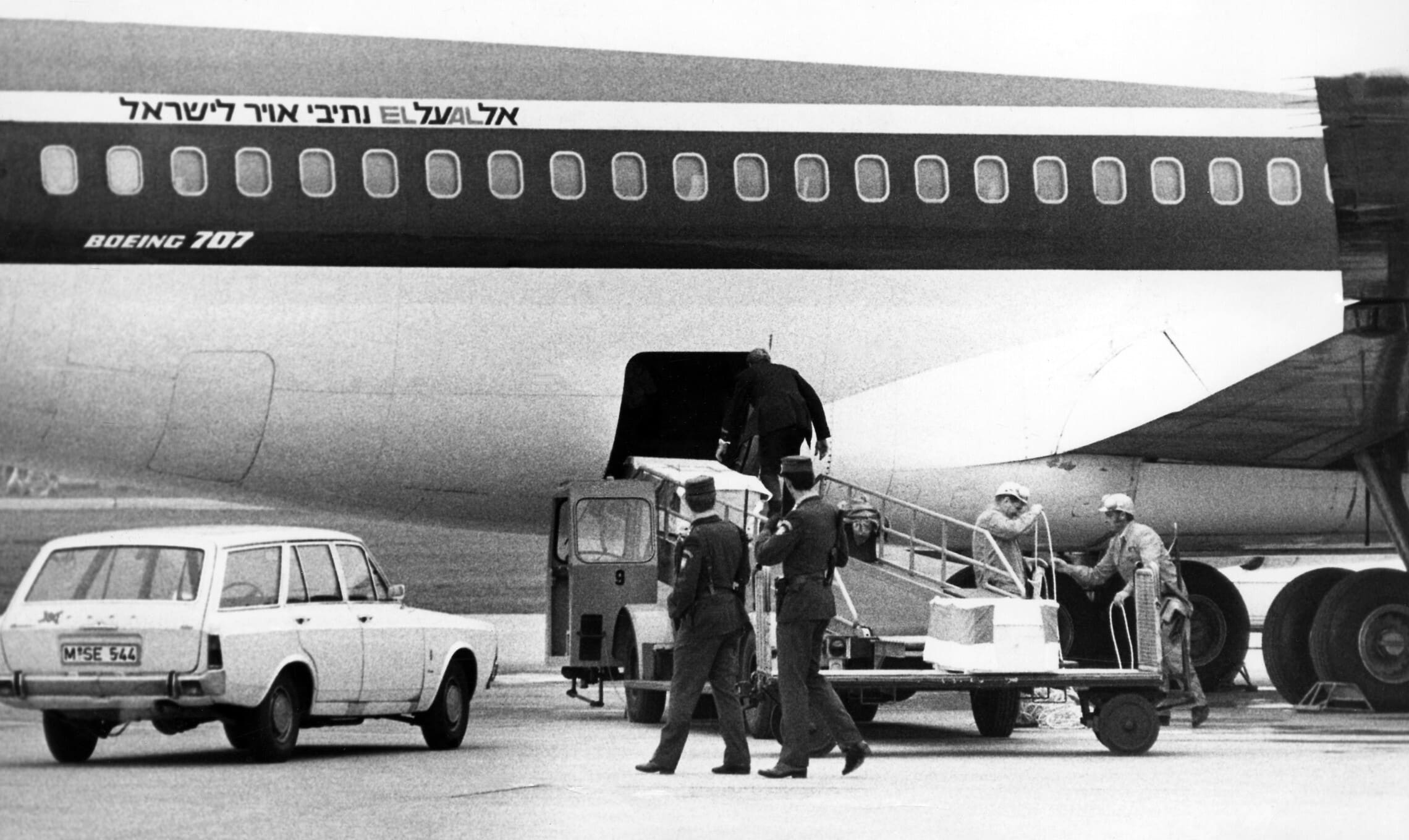 ארונותיהם של שניים מהספורטאים שנרצחו באולימפיאדת מינכן מועלים על מטוס אל-על בבסיס חיל האוויר פירסטנפלדברוק, 7 בספטמבר 1972 (צילום: AP)