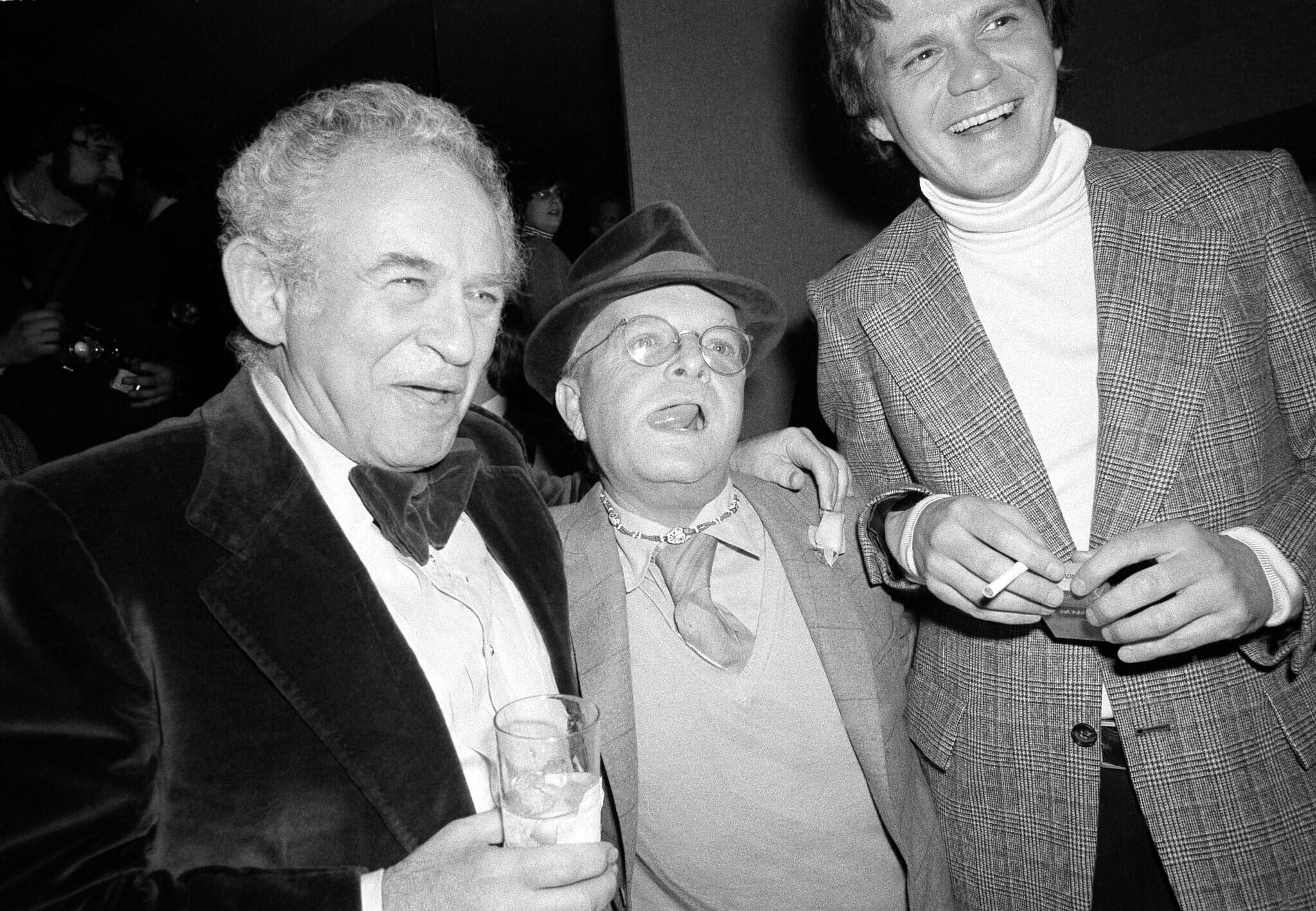 הסופרים נורמן מיילר וטרומן קפוטה במסיבה ספרותית של רנדום האוס בניו יורק, 21 במרץ 1978 (צילום: AP Photo/Ron Frehm)