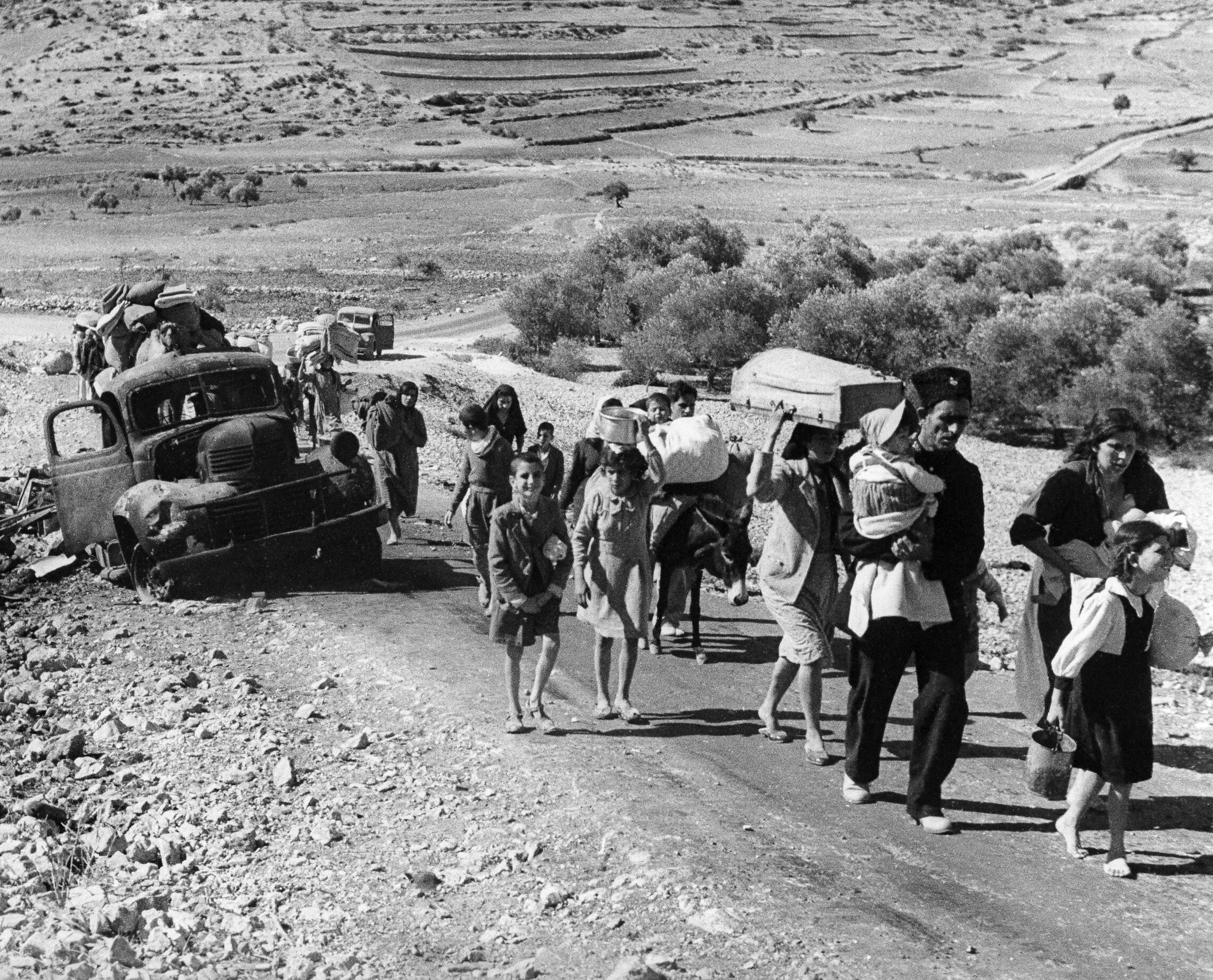 פליטים פלסטינים שנסו מארץ ישראל עושים את המסע ללבנון, 1948 (צילום: AP Jim Pringle)