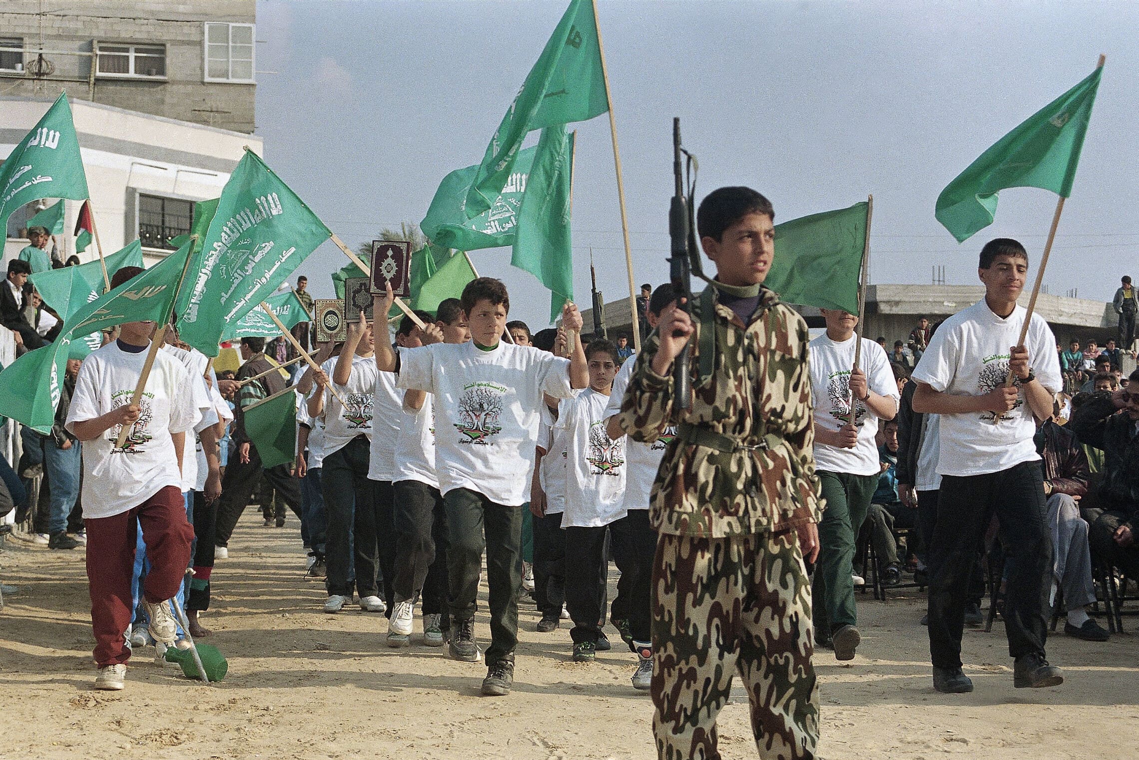 נוער פלסטיני תומך חמאס בתהלוכה בעזה ב-15 במרץ 1994 (צילום: AP Photo/Adel Hana)