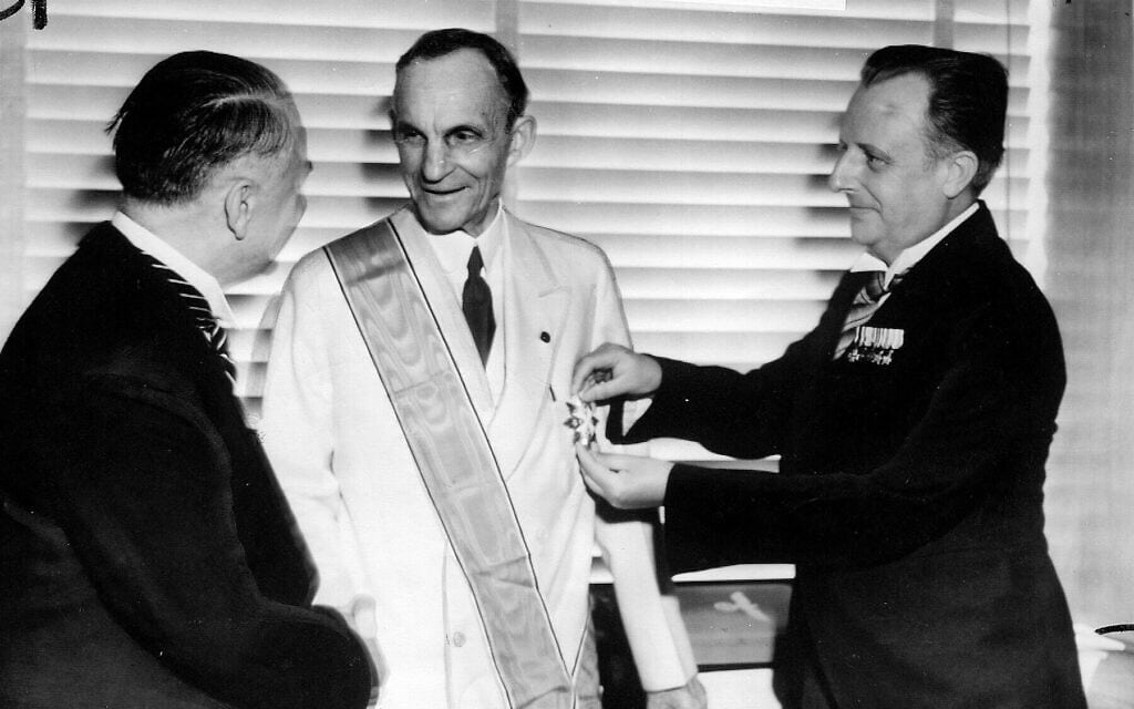 דיפלומטים גרמנים מעניקים להנרי פורד את עיטור הכבוד הגבוה ביותר של גרמניה הנאצית לאזרחים זרים, דטרויט, 30 ביולי 1938 (צילום: AP Photo/file)