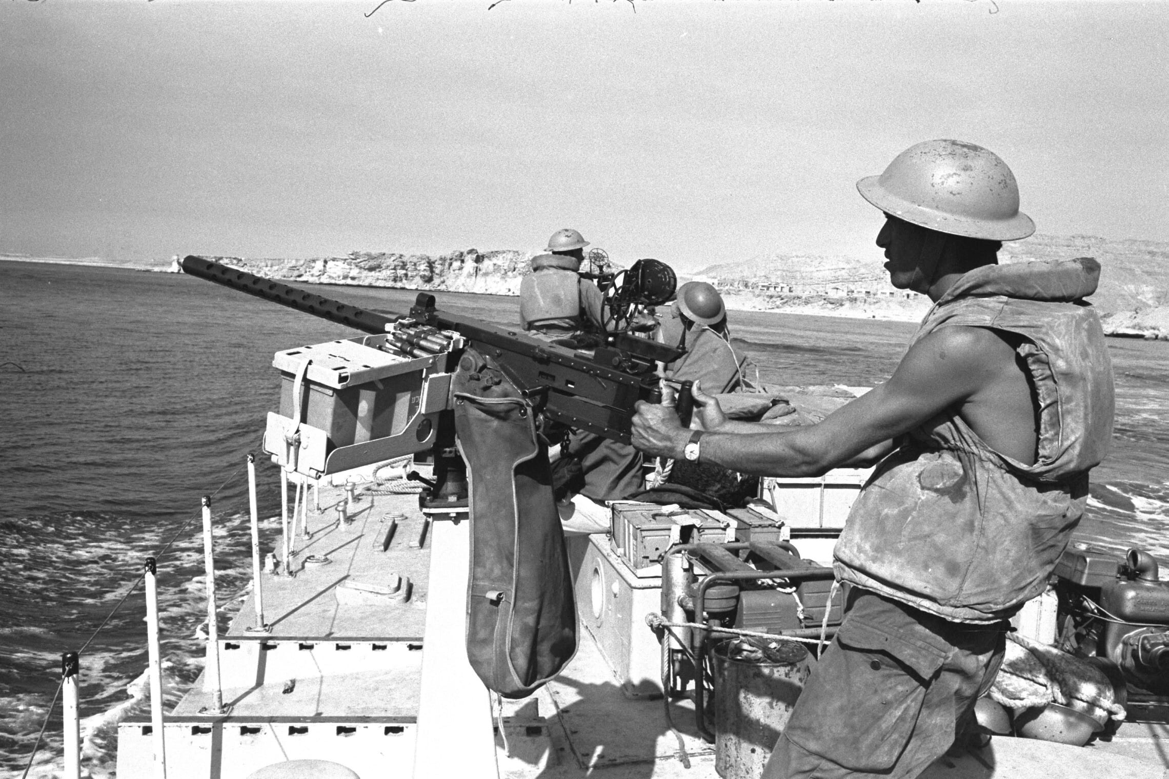 ספינת חיל הים עוברת במיצרי טיראן במלחמת ששת הימים, 6 ביוני 1967 (צילום: יעקב אגור, אוסף התצלומים הלאומי)