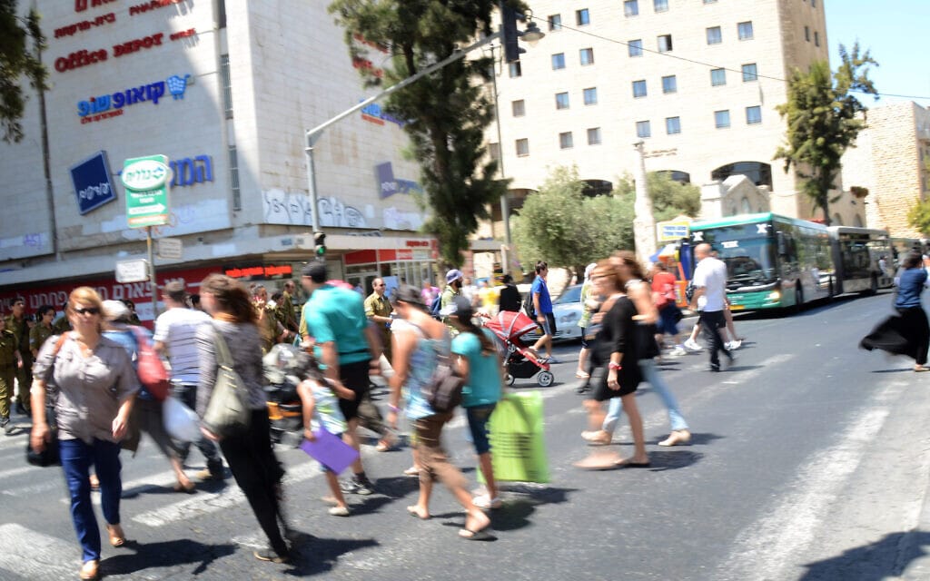 חציית כביש בירושלים. אילוסטרציה (צילום: דנה היימנסון/פלאש90)