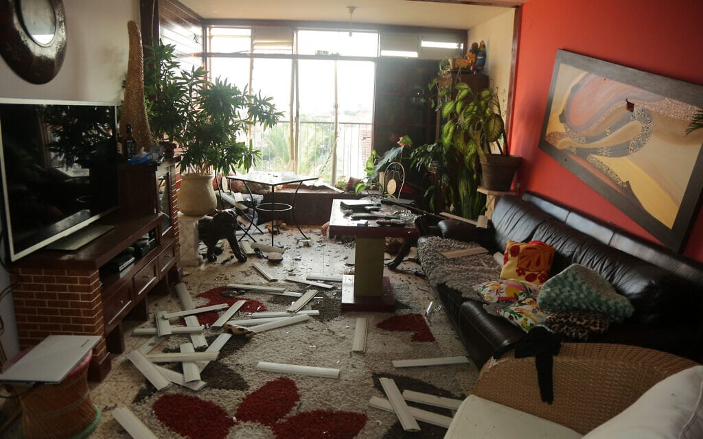 בית באשקלון שספג פגיעה ישירה ביום האחרון של מבצע צוק איתן, 26.8.2014 (צילום: אדי ישראל, פלאש 90)