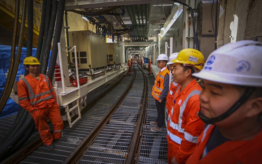 פועלים סינים העובדים בפרויקט הרכבת הקלה בתל אביב (צילום: פלאש90)