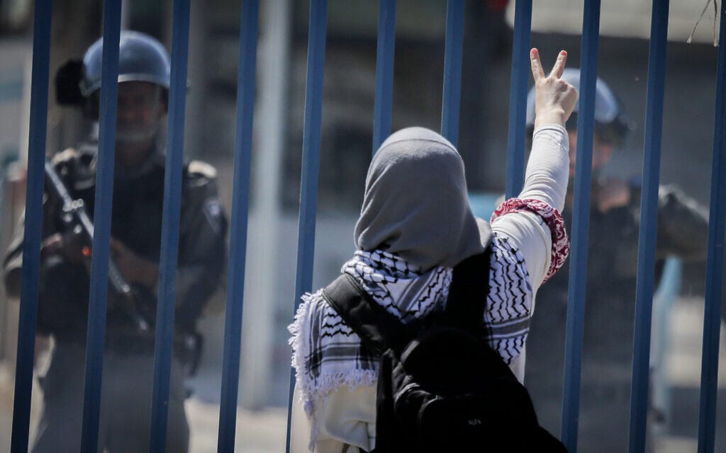 .פלסטינית מול חיילים במחסום קלנדיה (צילום: STR/Flash90)