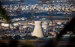 מפרץ חיפה ומגדל הקירור של בז"ן, 31 ביולי 2022 (צילום: שיר תורם/פלאש90) מפרץ חיפה ומגדל הקירור של בז"ן, 31 ביולי 2022 (צילום: שיר תורם/פלאש90)