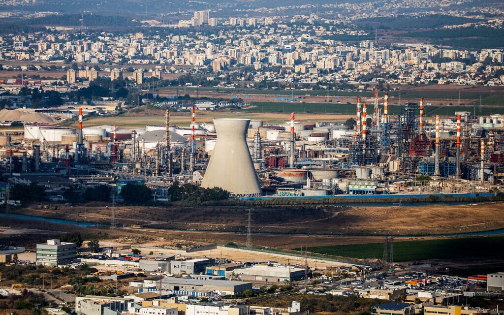 מגזל קירור של בתי הזיקוק בחיפה, 31 ביולי 2022 (צילום: Shir Torem/Flash90)