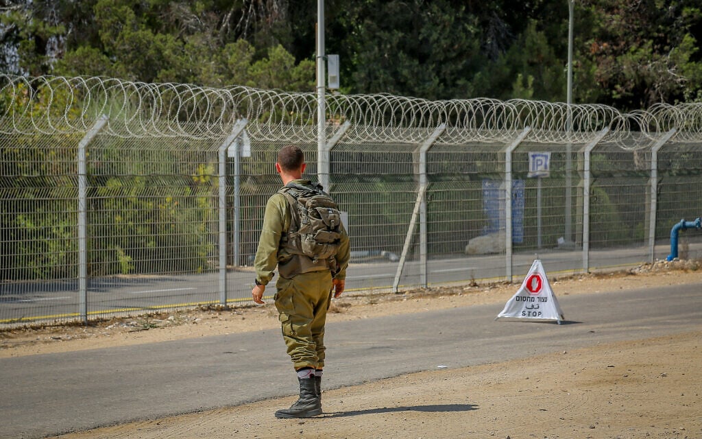 חייל במחסום דרכים בקרבת הגבול עם רצועת עזה, 3 באוגוסט 2022 (צילום: פלאש 90)