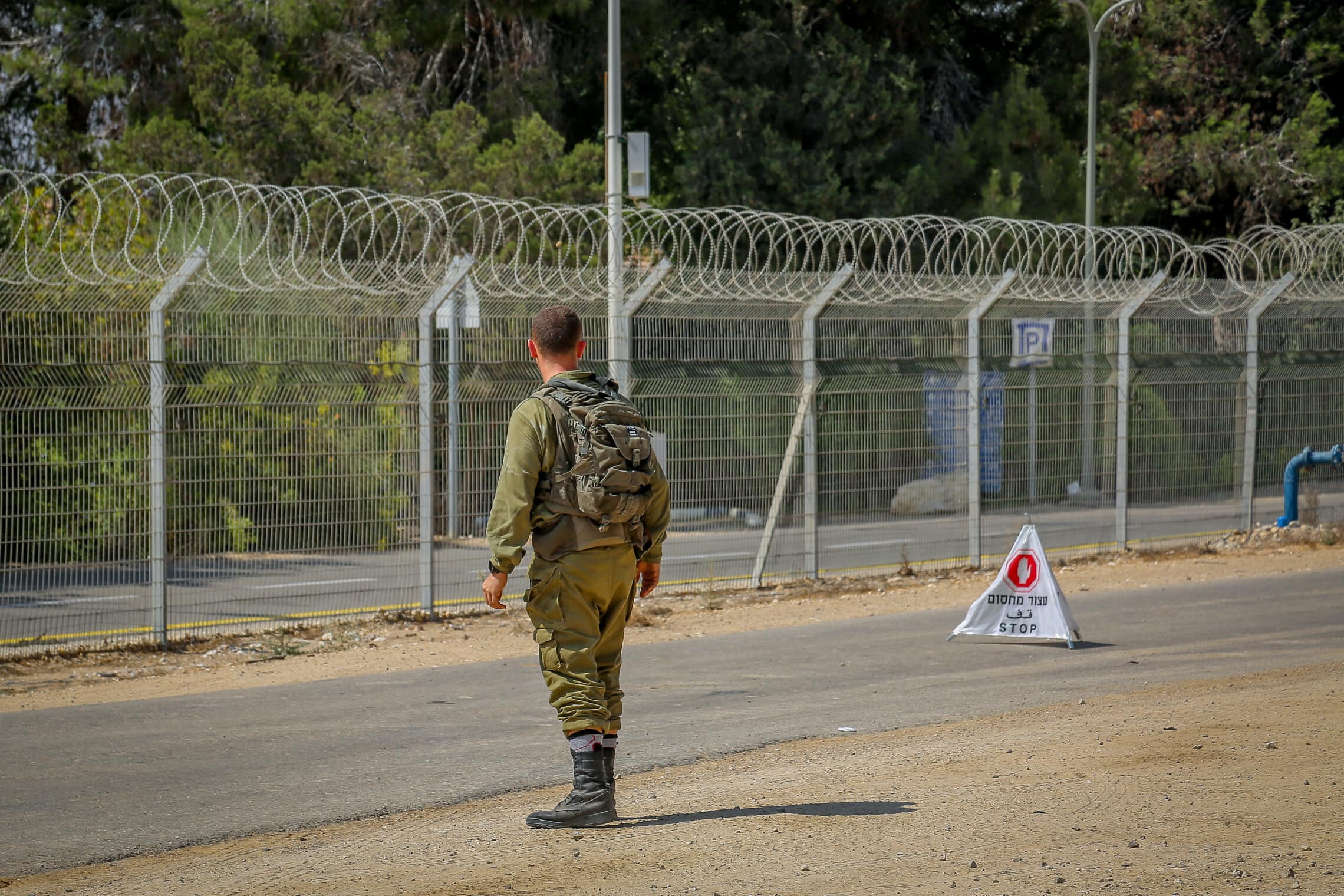 חייל במחסום דרכים בקרבת הגבול עם רצועת עזה, 3 באוגוסט 2022 (צילום: פלאש 90)